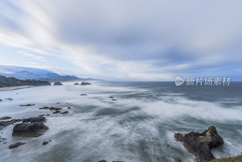 水冲刷岩石的风景