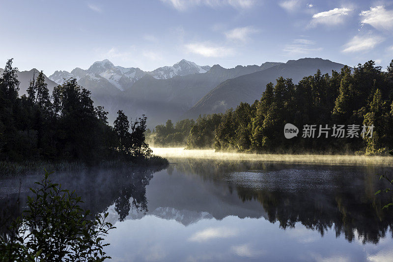 马西森湖自然全景在日出，新西兰