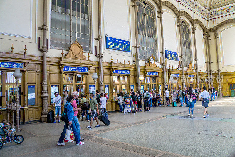 人们在布达佩斯火车站售票大厅