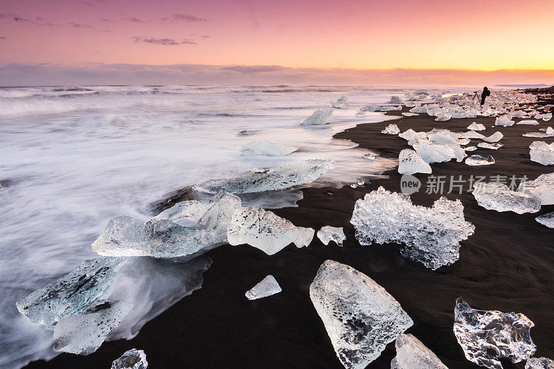 Jökulsárlón日出时的冰山