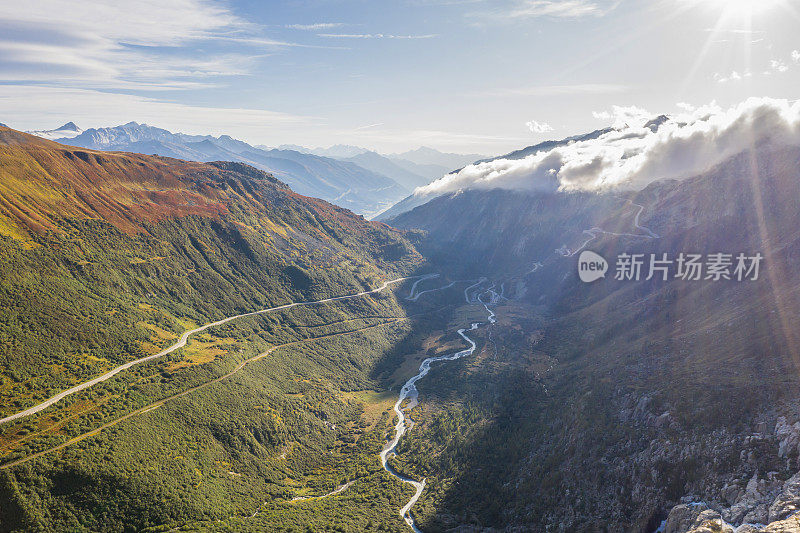 无人机在瓦莱州的瑞士阿尔卑斯山和山谷