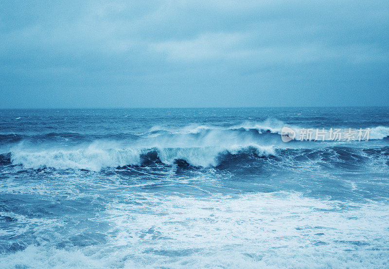 狂风暴雨的海