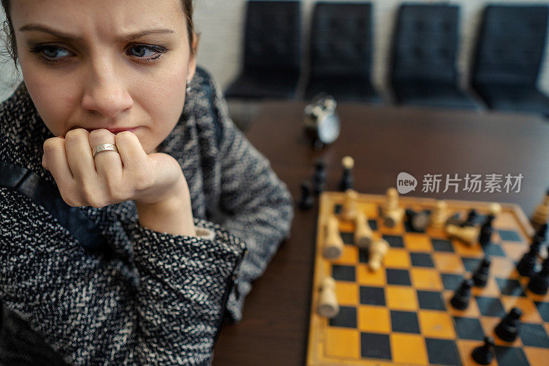 失望的女人和棋局