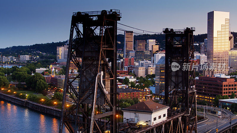 黎明时分的钢桥和波特兰市中心-无人机拍摄