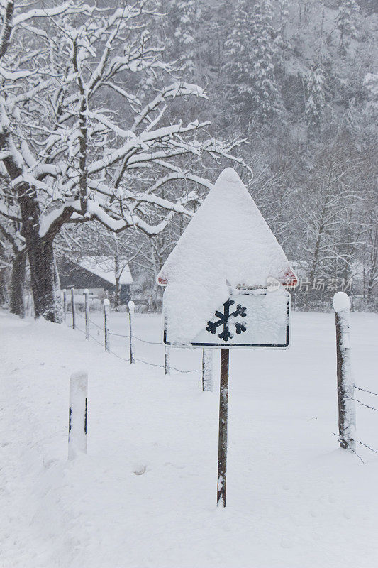 白雪覆盖的乡村道路标志