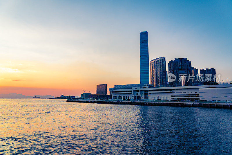 香港霓虹日落，标志性的海港摩天大楼照亮了中国的全景