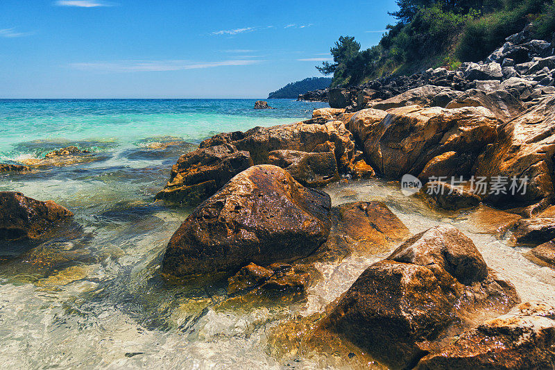 希腊岛上美丽的海滩，岩石嶙峋的海岸线，绿松石般的大海