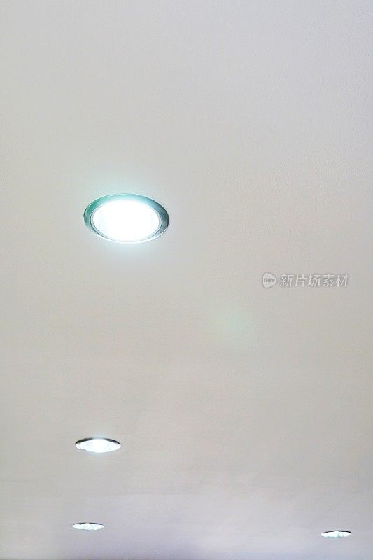 天花板白色的房间，圆形的天花板灯