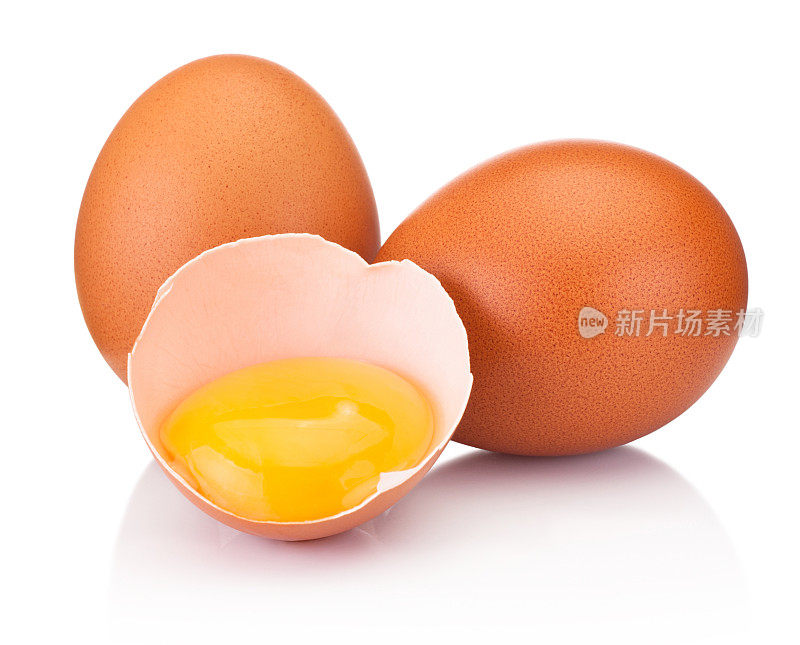 两个棕色的鸡蛋和一个是破碎的孤立的白色背景