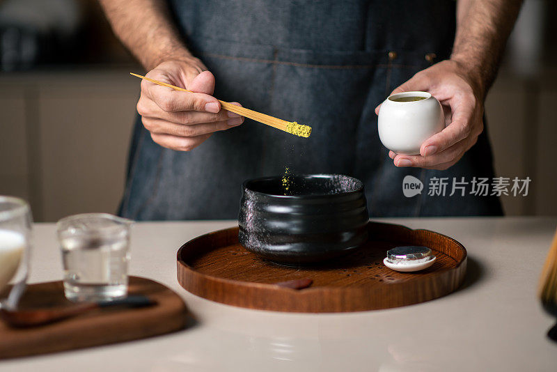 男子制作抹茶绿茶与传统配件的特写