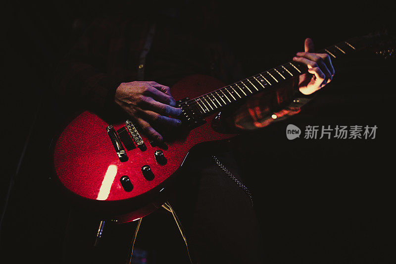 吉他手演奏红色电吉他