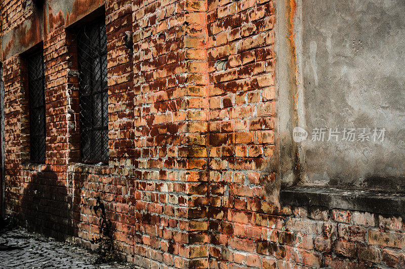 废弃工厂的砖墙，破碎的窗户和锈迹斑斑的门