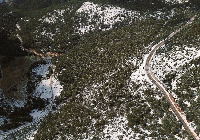 雪山和丘陵之间的道路，车辆，俯视图