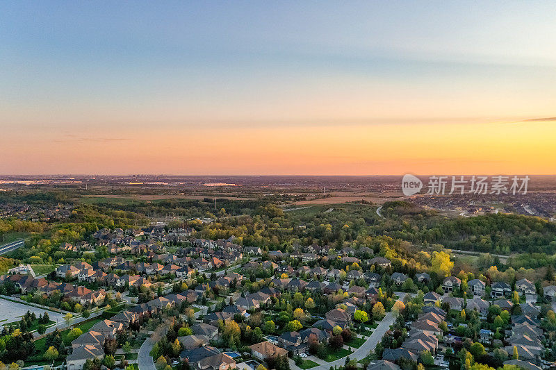 加拿大沃恩，Woodbridge和Kleinburg的独立复式住宅，在麦肯齐博士和Islinton大街的住宅区的鸟瞰图