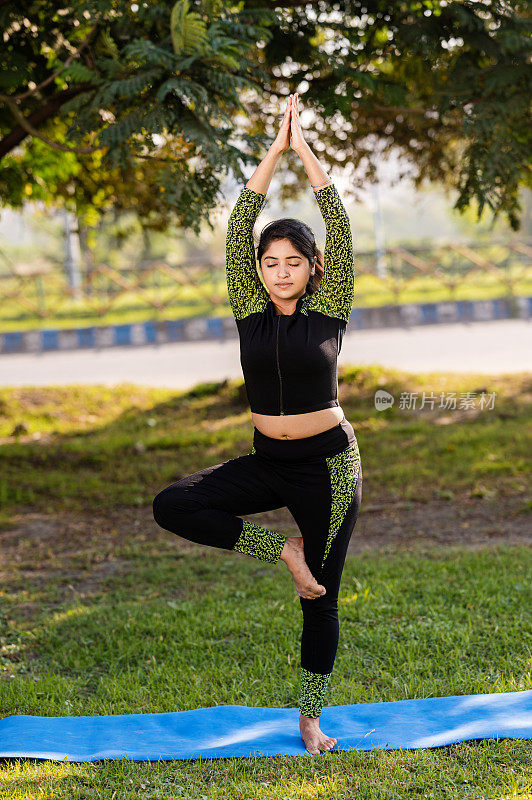 年轻女子在公园做瑜伽和锻炼