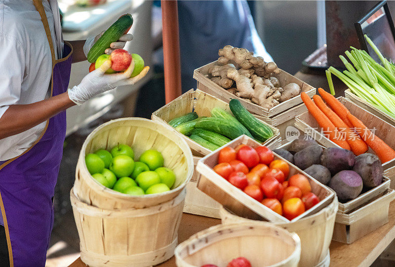 市场摊位上摆满了水果和蔬菜