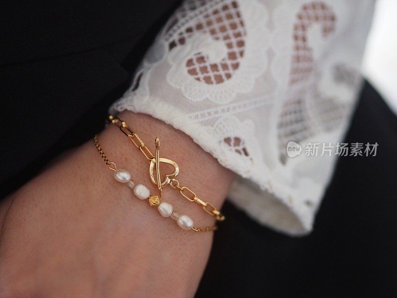 珠金手链，积累和培养珍珠在一个女人的手腕上