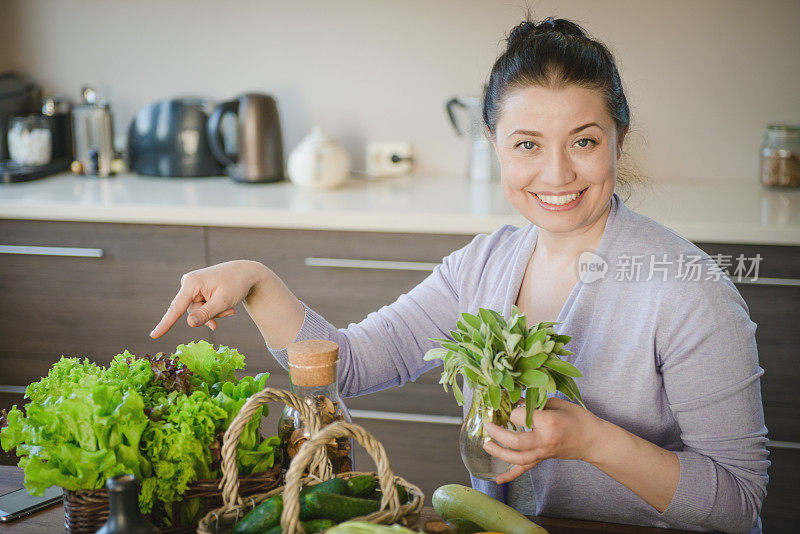 在厨房做饭的女人(用蔬菜)