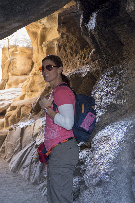 在亚利桑那州菲尼克斯南山公园欣赏自然隧道的女人