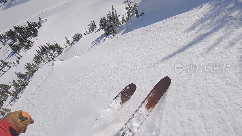 当滑雪者准备在山脊上跌落悬崖时，POV