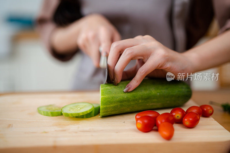 亚洲妇女在家做饭。