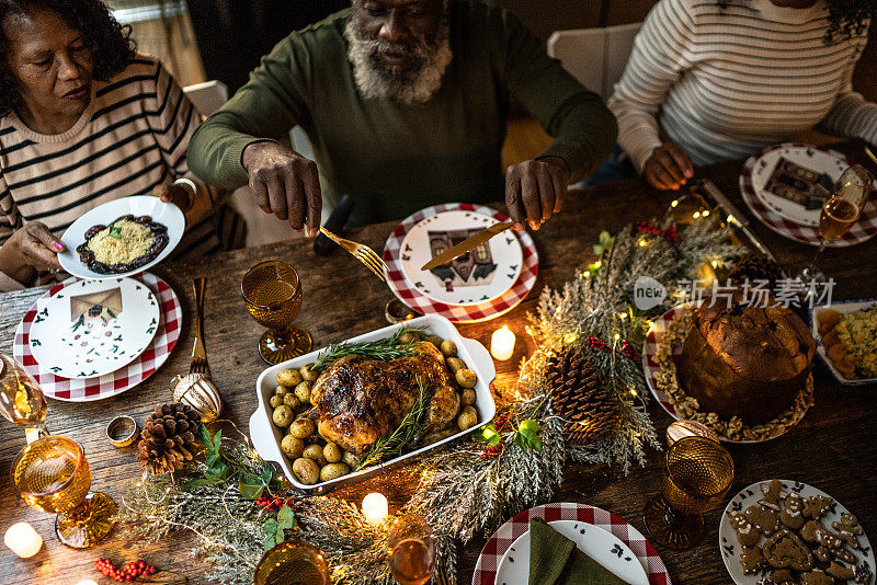 家人团聚在家里吃圣诞晚餐