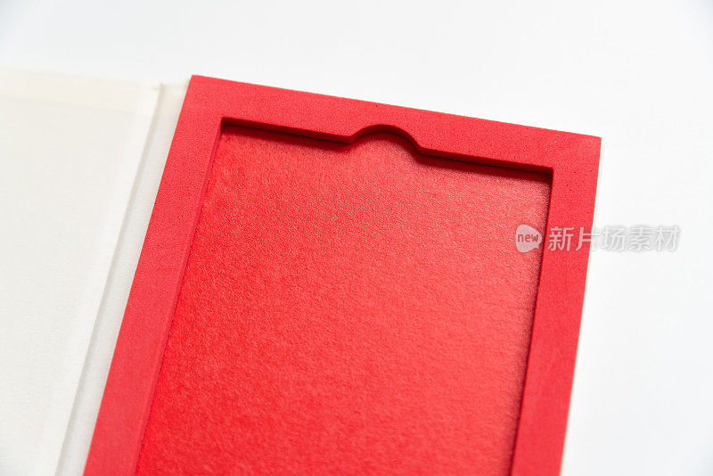 孤立的红盒子。红色帧剪辑路径。空白的盒子。