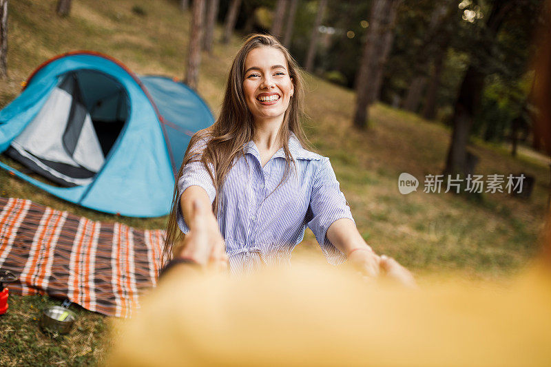 年轻幸福的夫妇在户外露营的照片