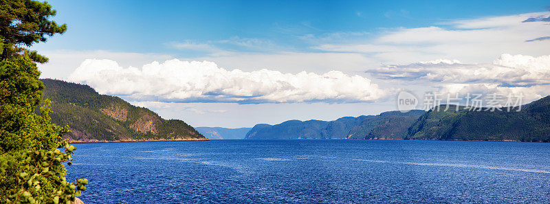 萨格内河峡湾宽阔的提升全景在一个阳光明媚的夏天下午