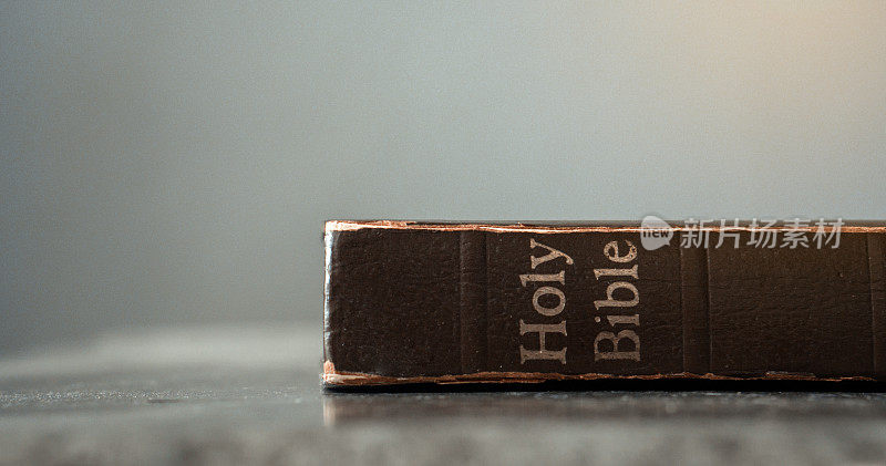 《圣经》放在水泥桌上。宗教的概念