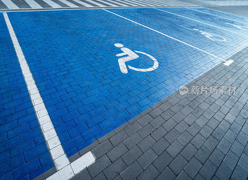 残疾人专用停车位上的残疾人标志