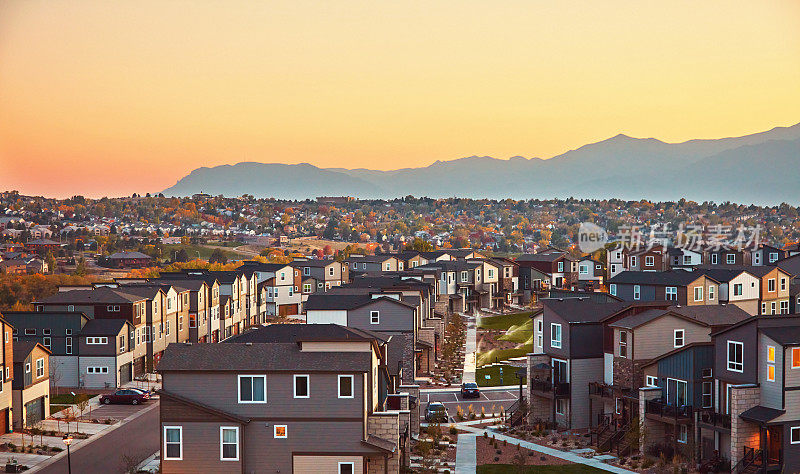 美国西部的住宅社区与现代住宅在日出和山脉的背景