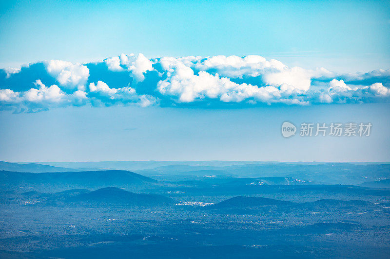 蓝色起伏的风景与云层之上