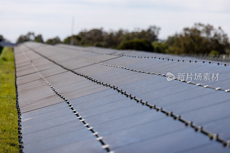 太阳能农场的光伏太阳能电池板