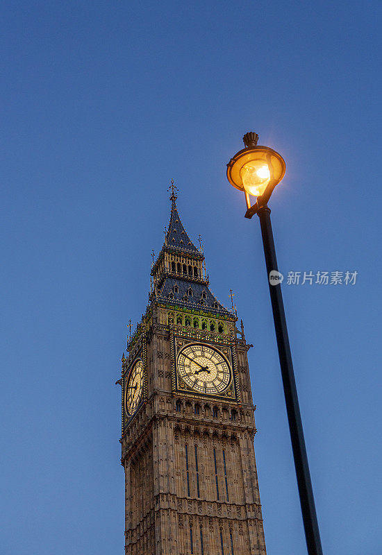 英国伦敦，带有街灯的大本钟塔