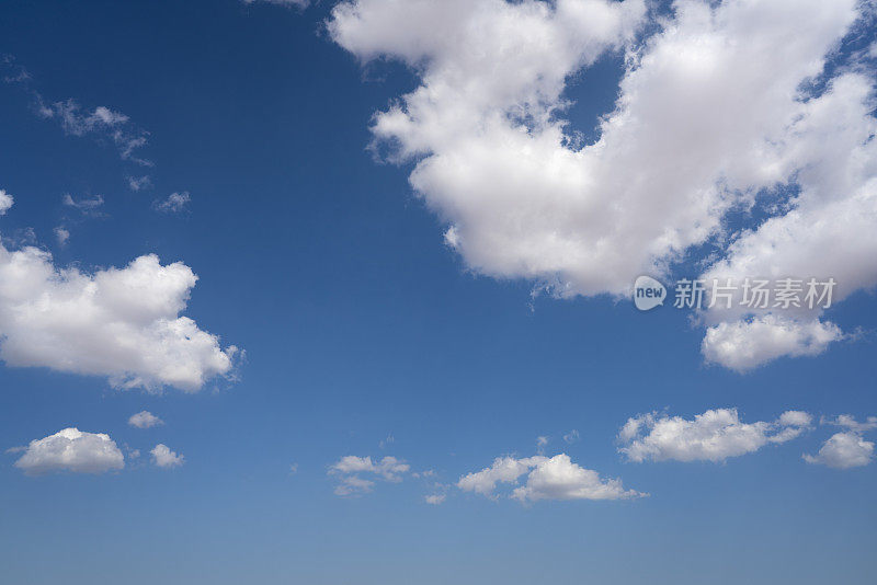 蓝色的夏天天空与白云完美的天空背景