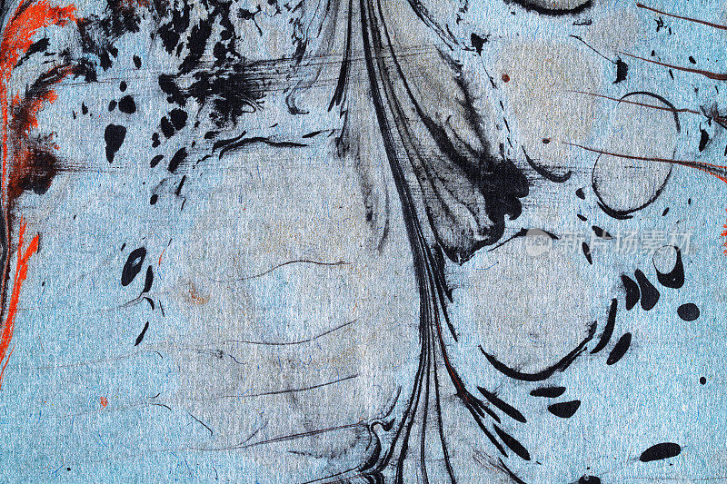 大理石纸纹理背景，黑色墨水污点，蓝色背景上的漩涡