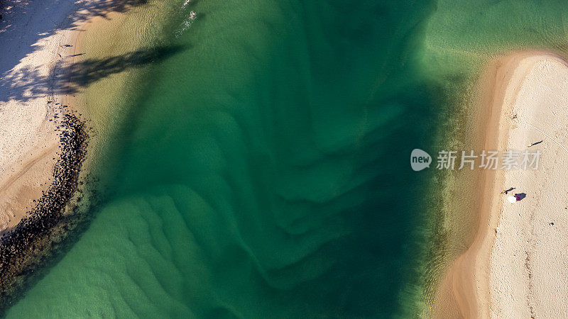 清澈的水和沙洲在Tallebudgera河口附近伯利头，黄金海岸，澳大利亚昆士兰州