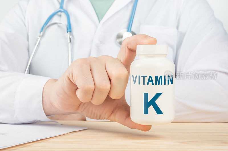 人体必需的维生素K和矿物质。医生建议服用维生素K医生谈论维生素K的好处维生素-健康概念