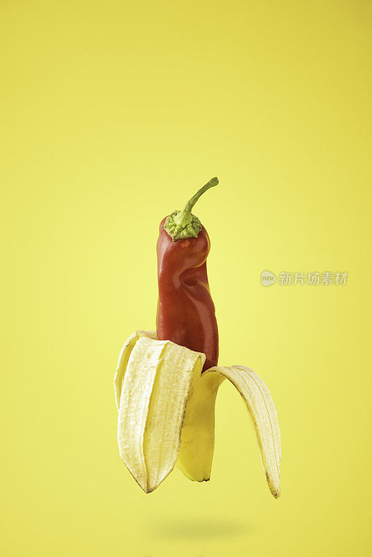 香蕉在黄色背景上的创意照片