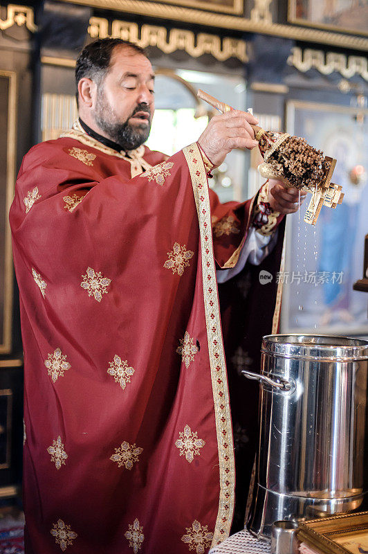 东正教圣水献祭仪式。礼拜期间的牧师