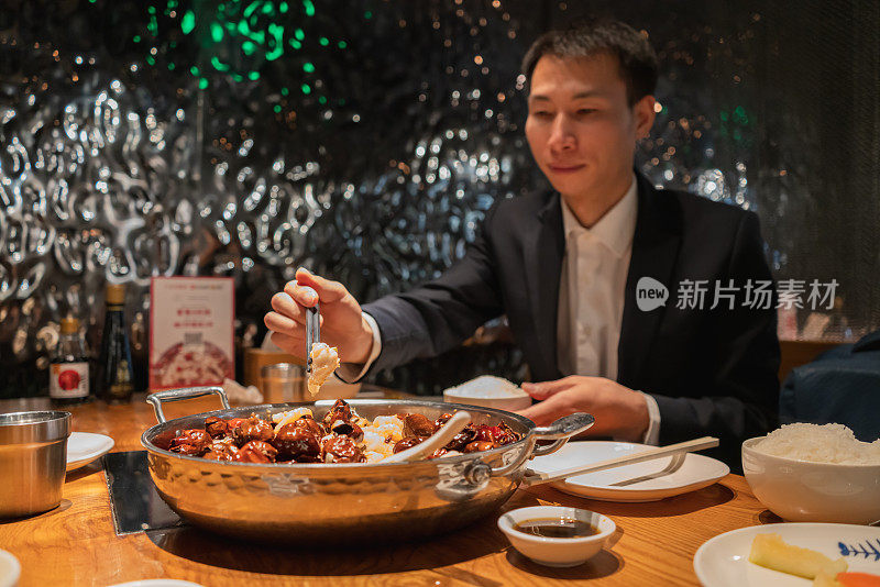 亚洲人在中餐馆吃饭