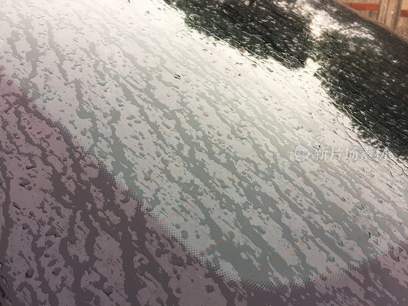 又湿又脏的汽车后窗