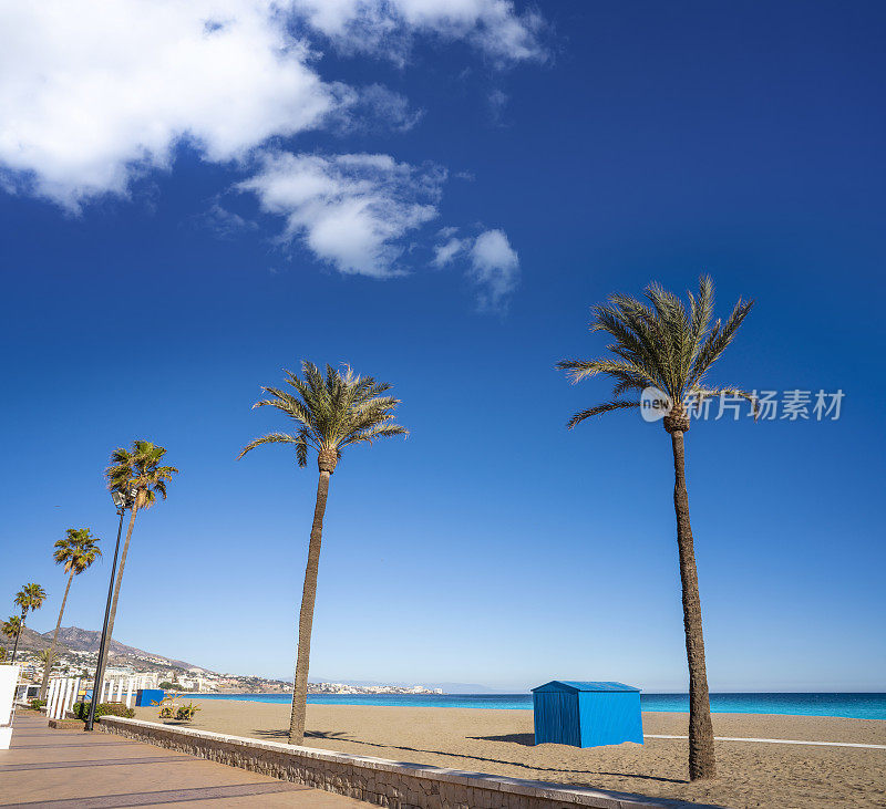 西班牙马拉加太阳海岸的富恩吉罗拉海滩