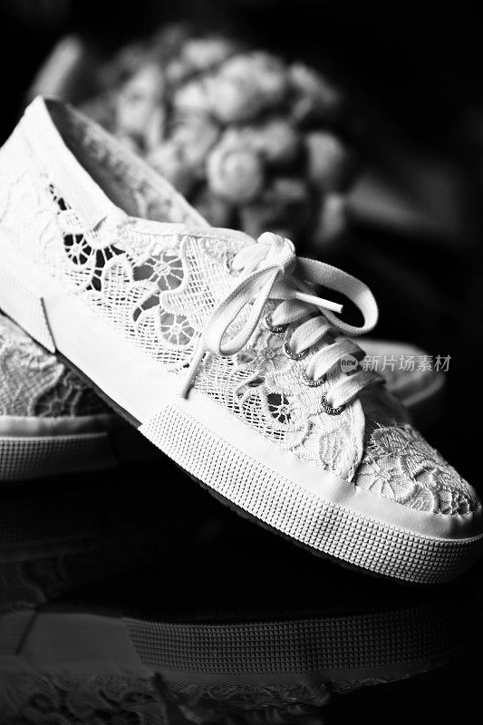 白色蕾丝图案舒适的新娘鞋