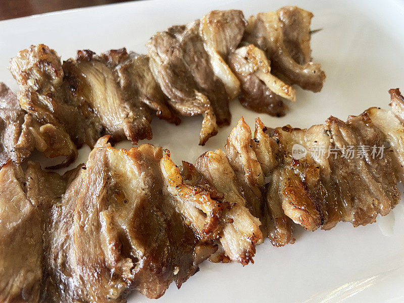 烤羊肉串，鸡肉串，传统土耳其食物串