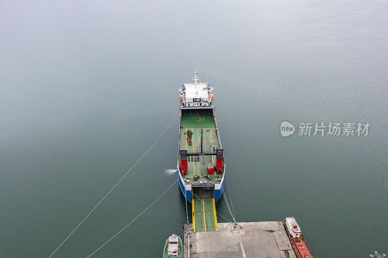 俯视图滚装船在一个国际港口。