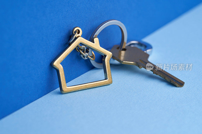 蓝色背景下的房子形状的钥匙链