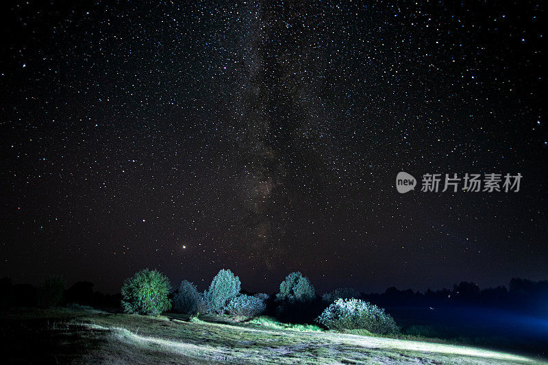 夏天的星空。天上的星星。美丽的夜晚景观。长时间的曝光。银河系。抽象的背景。深空