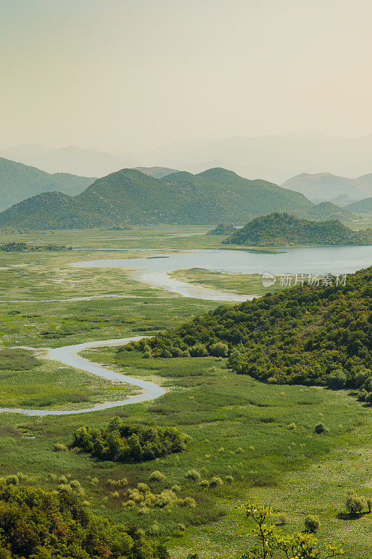 风景优美的鸟瞰图，绿色山谷与河流和山脉在斯达卡湖国家公园，黑山